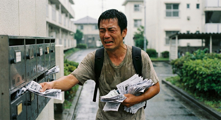 必死でチラシを配る男性